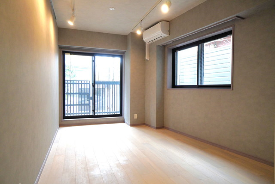 グレートーンの優しいお部屋。※写真は同タイプ住戸です。