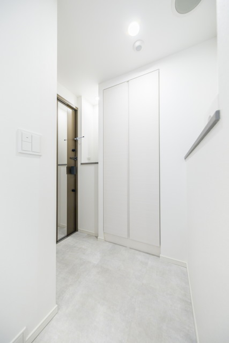 玄関までホワイト！清潔感のある空間。※写真は同タイプ住戸です。