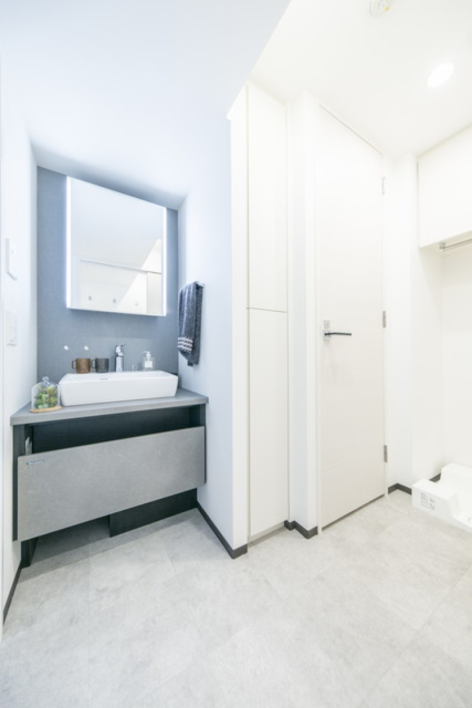 水回りもモノトーンで統一されています。※写真は同タイプ住戸です。