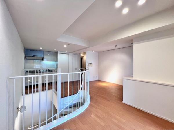 キッチン側を見て右手の壁にテーブルを置くと良さそう。