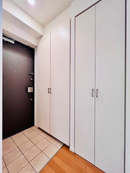 玄関は2Fキッチン横にあります。収納がここにも！