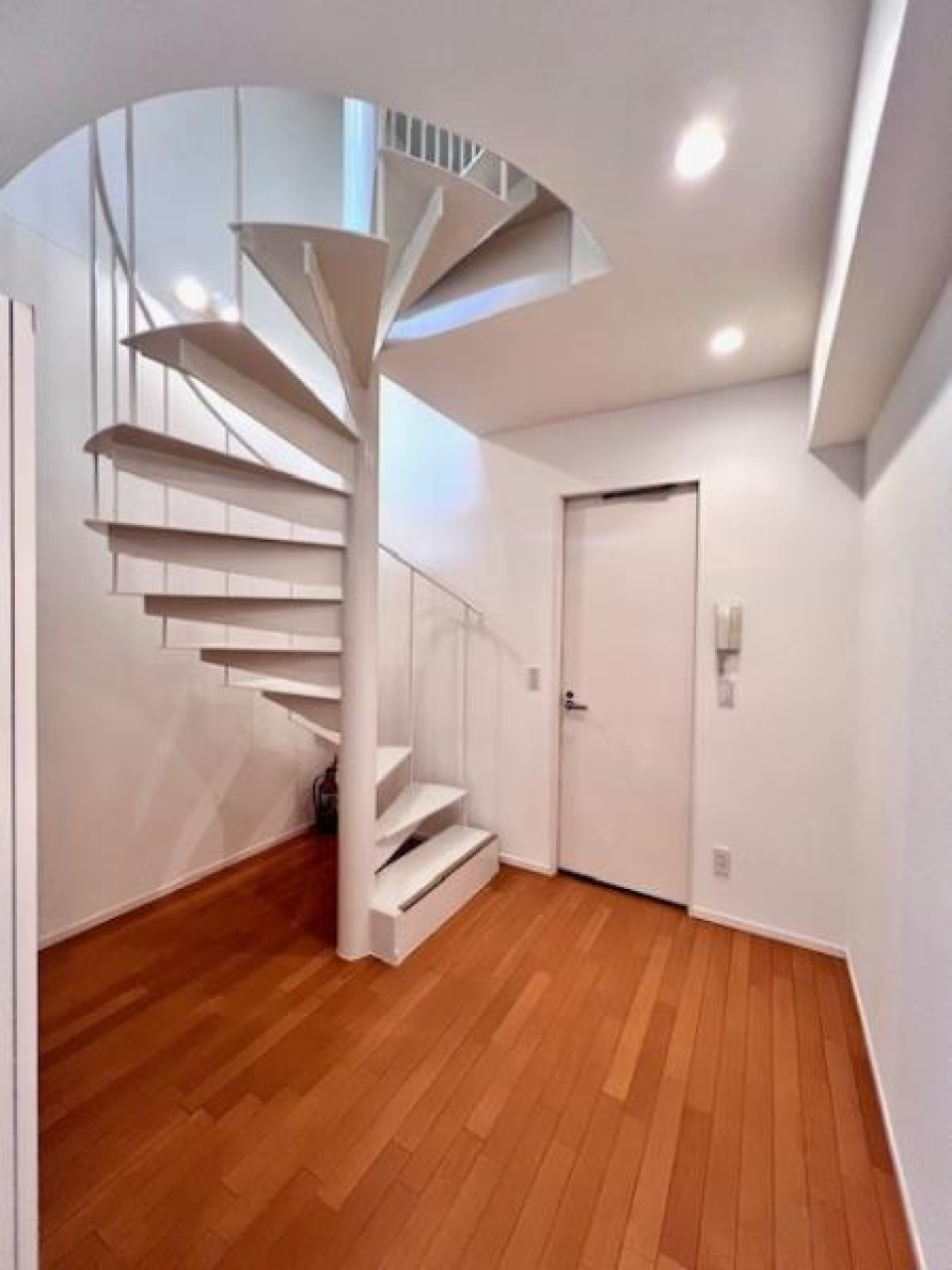 螺旋階段を降りて1Fへ。