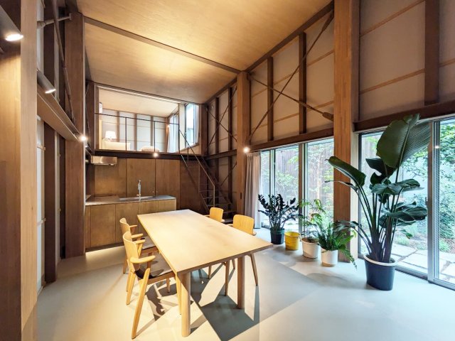 横長の窓から敷地東側の植栽帯を望むことができます