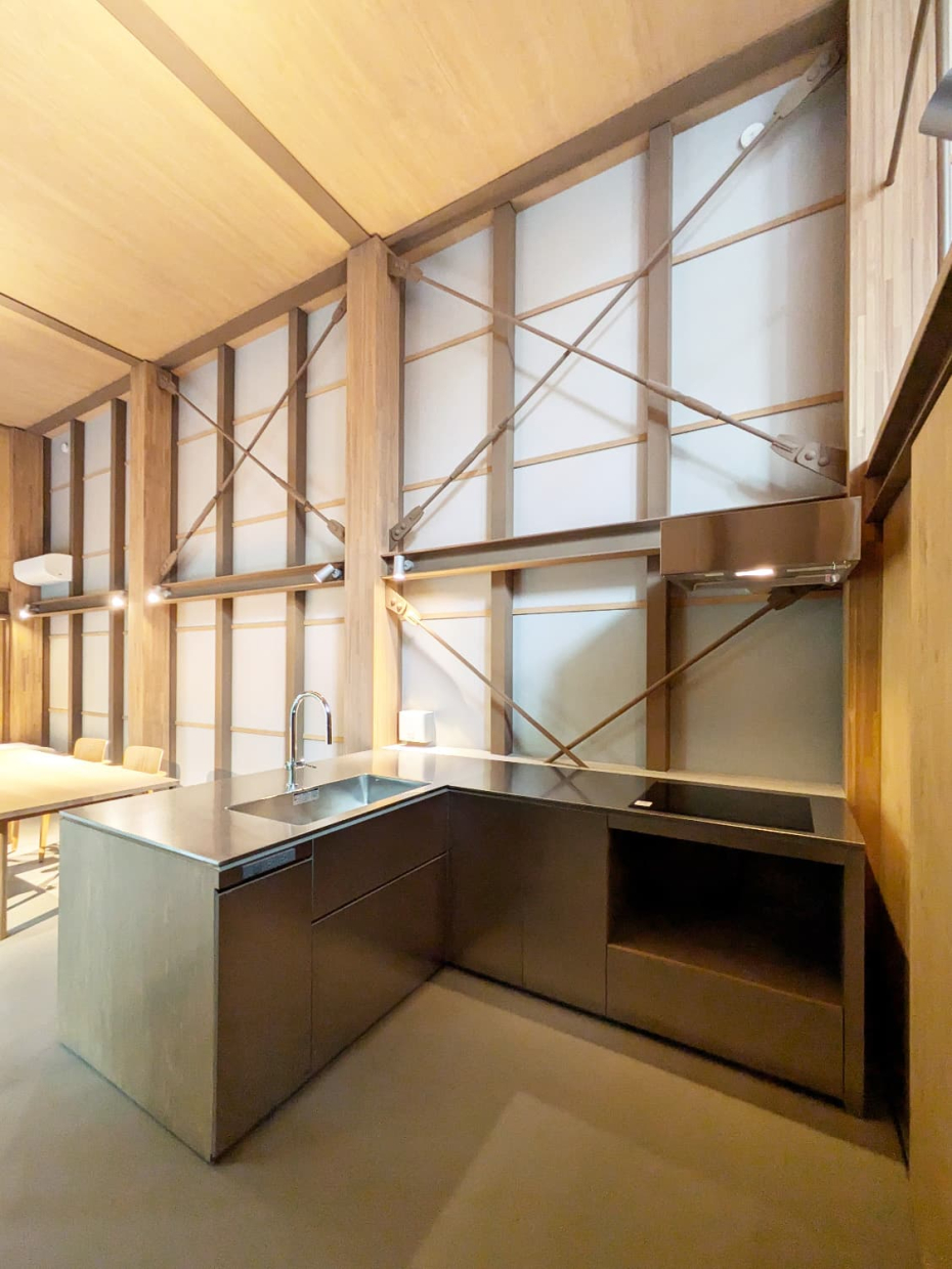 ステンレスのL字型キッチン