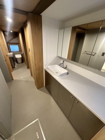 洗面台奥に見えるのがトイレ