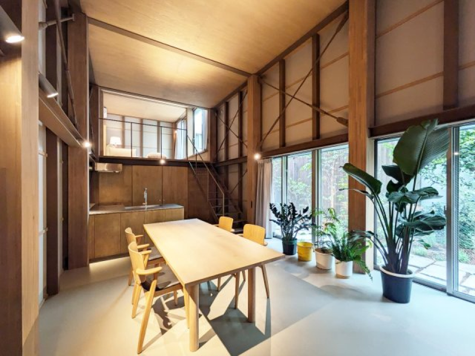 横長の窓から敷地東側の植栽帯を望むことができます