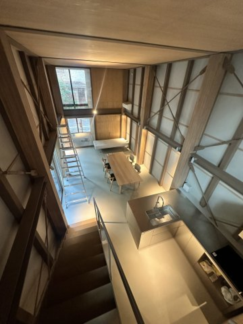 2階から見下ろすと、とても天井が高いことが分かります