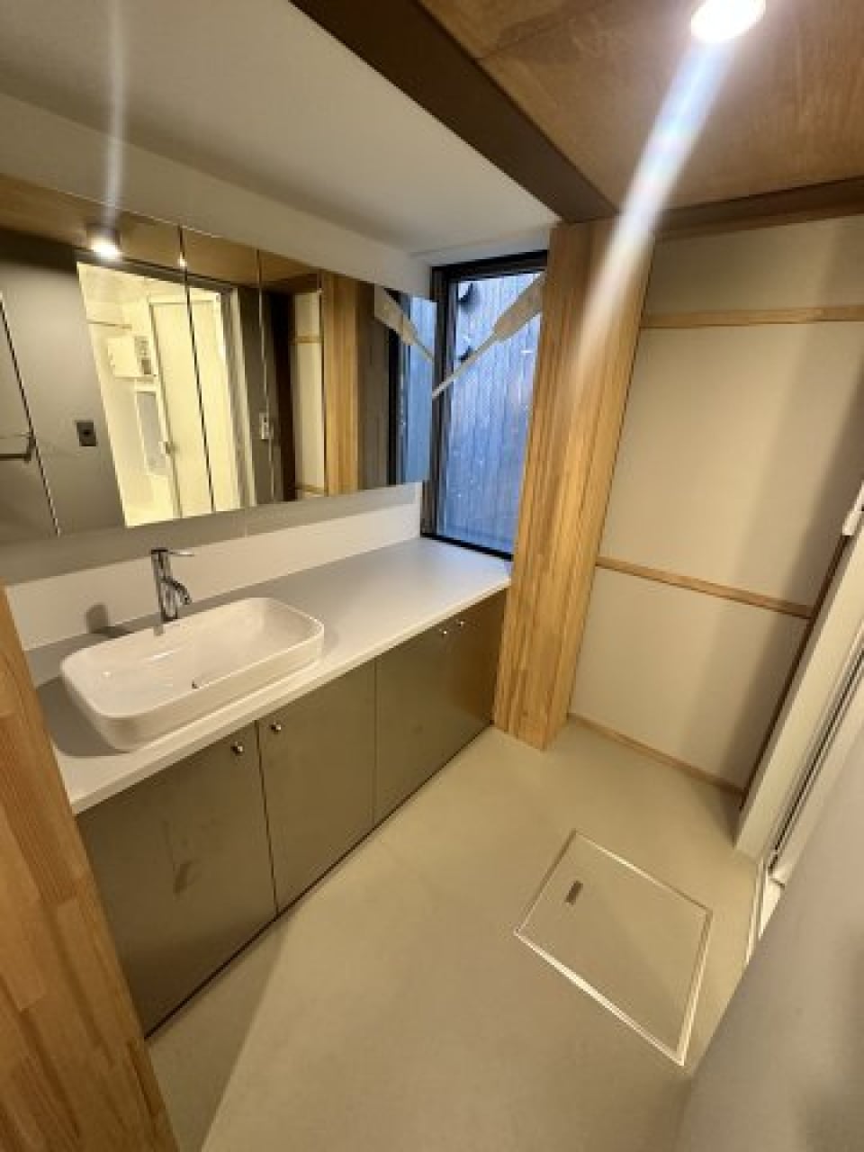 広めに設計された洗面スペースは朝の支度もしやすい