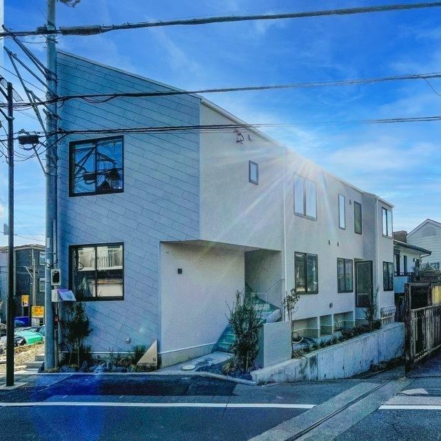 斜めの天井が可愛い建物。