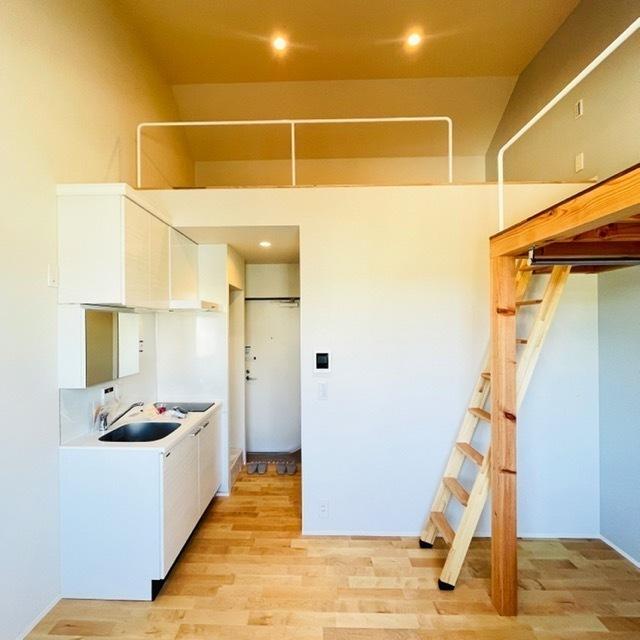 白い壁と木のぬくもりがあたたかい、優しい空間。