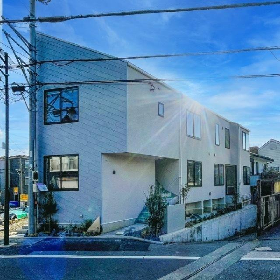 斜めの天井が可愛い建物。