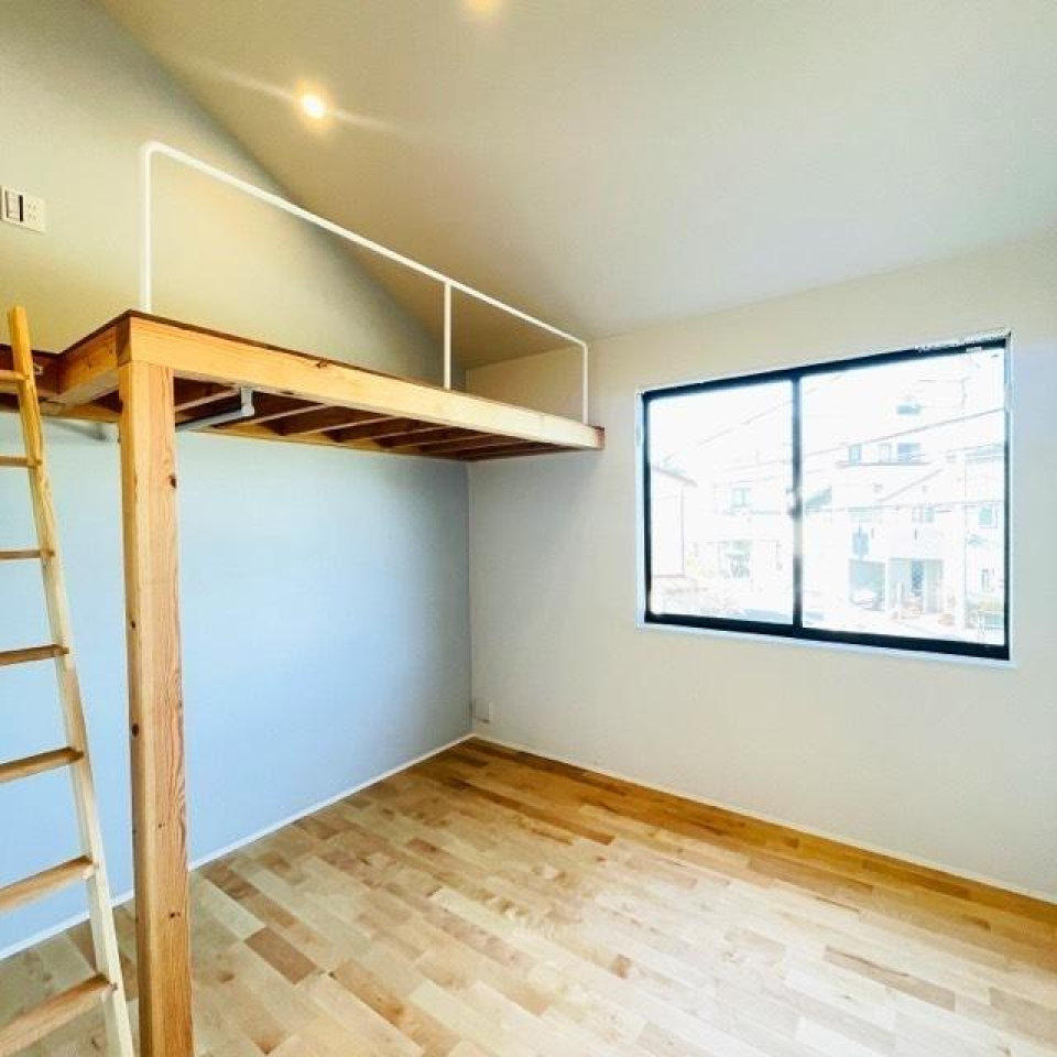 2段ベッドみたいなこの空間は、はしごで上り下りできます。