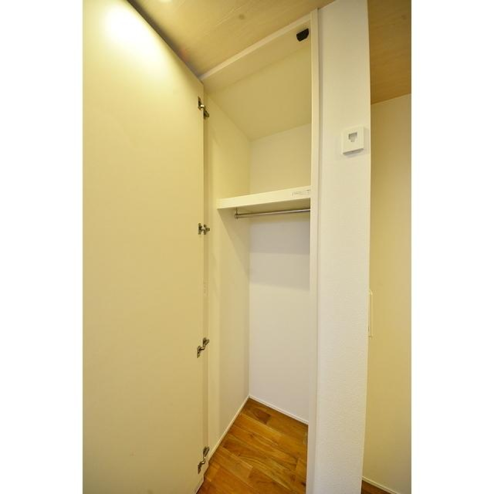 収納はコンパクトなので、収納付きの家具を買い足すと良さそうです。