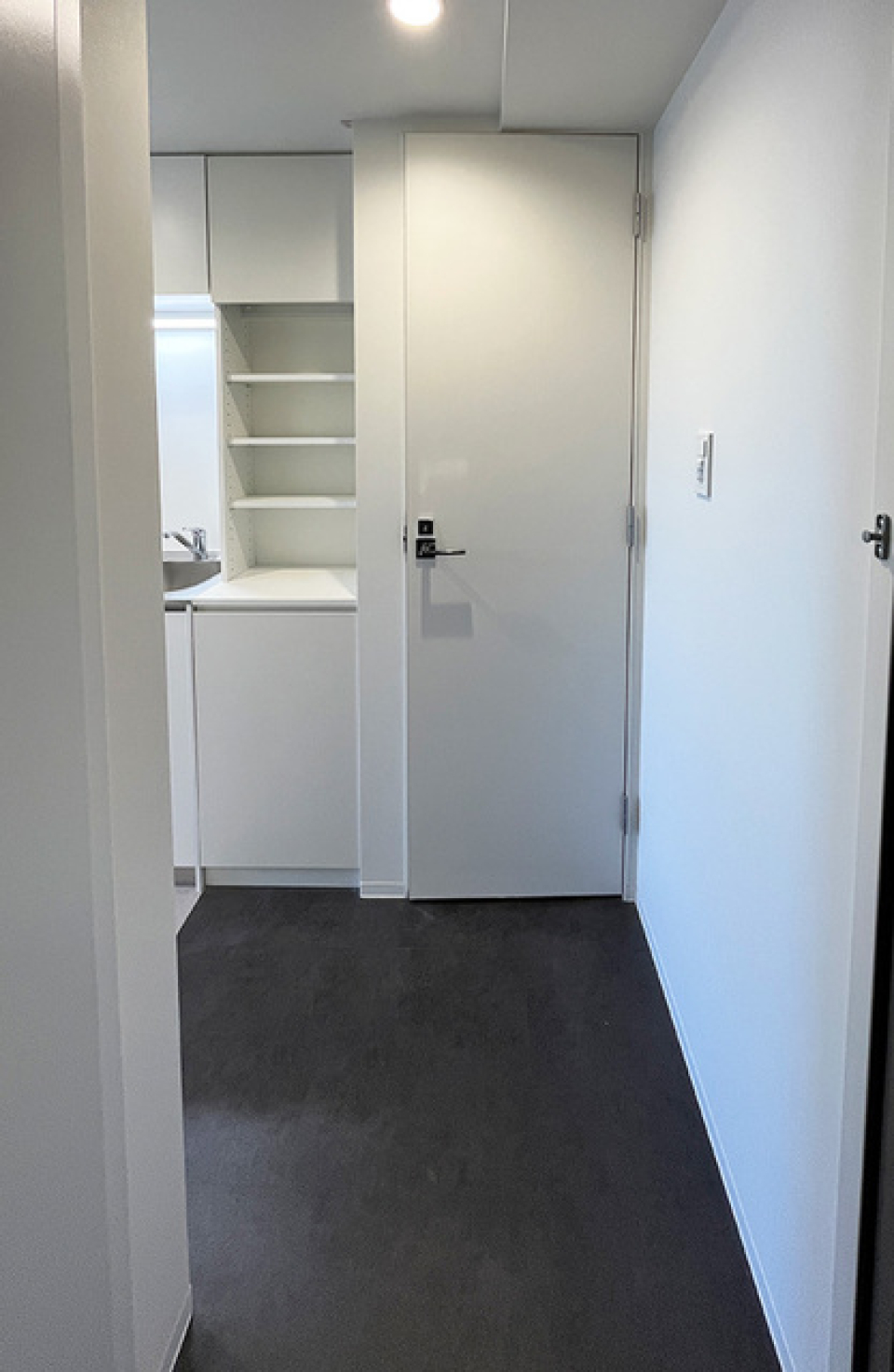 玄関入って正面の扉がトイレです。※写真は同タイプ住戸です。