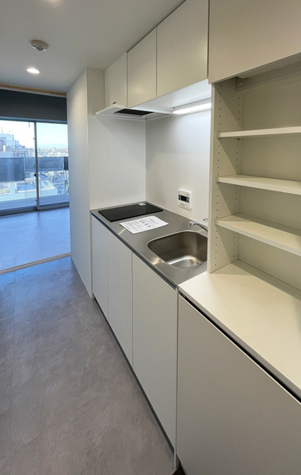 玄関入ってすぐにキッチンがあります。※写真は同タイプ住戸です。