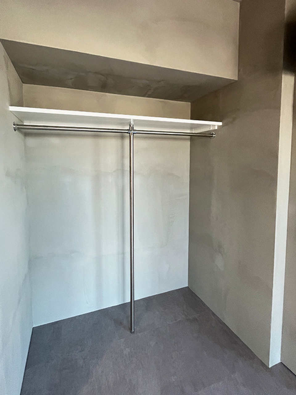 収納はオープンタイプ。※写真は同タイプ住戸です。