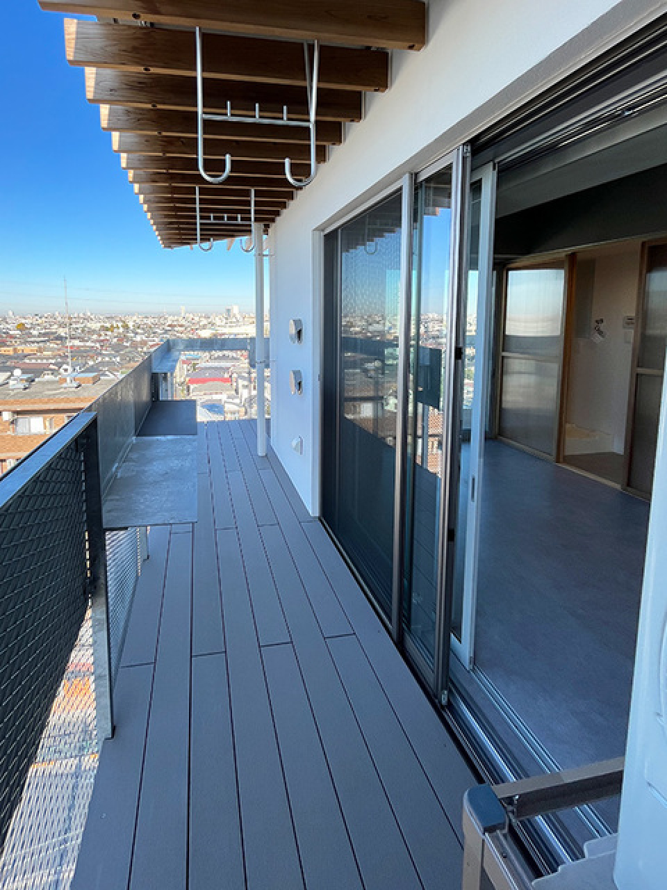 L字のバルコニー、デザイン性も高い…！※写真は同タイプ住戸です。