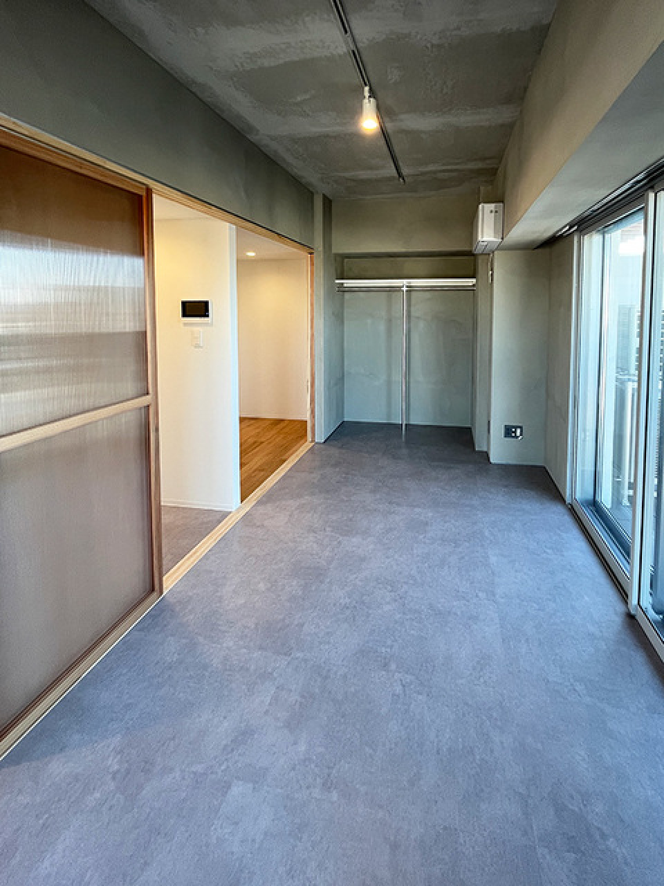 左手の扉で水回りを隠すこともできます。※写真は同タイプ住戸です。