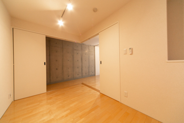 こちらは寝室かな。ホワイト&times;木目の落ち着いた空間です。※写真は同タイプ住戸です。