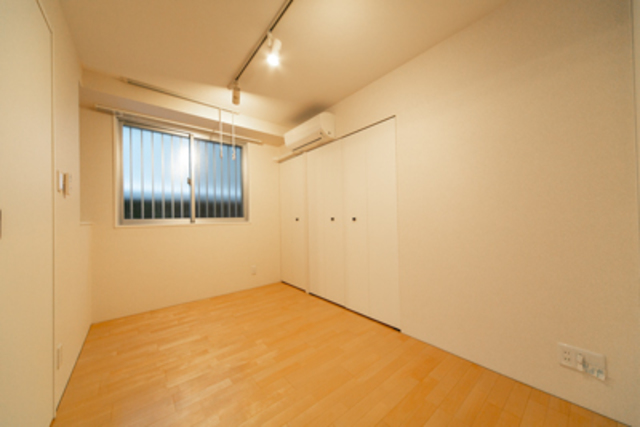 窓は高い位置にあるので、家具を壁にくっつけて配置できますね◎※写真は同タイプ住戸です。