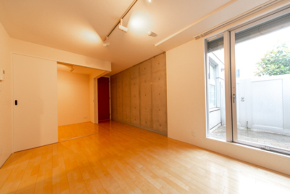 向かって左手の壁側にダイニングテーブルがいいかな。※写真は同タイプ住戸です。