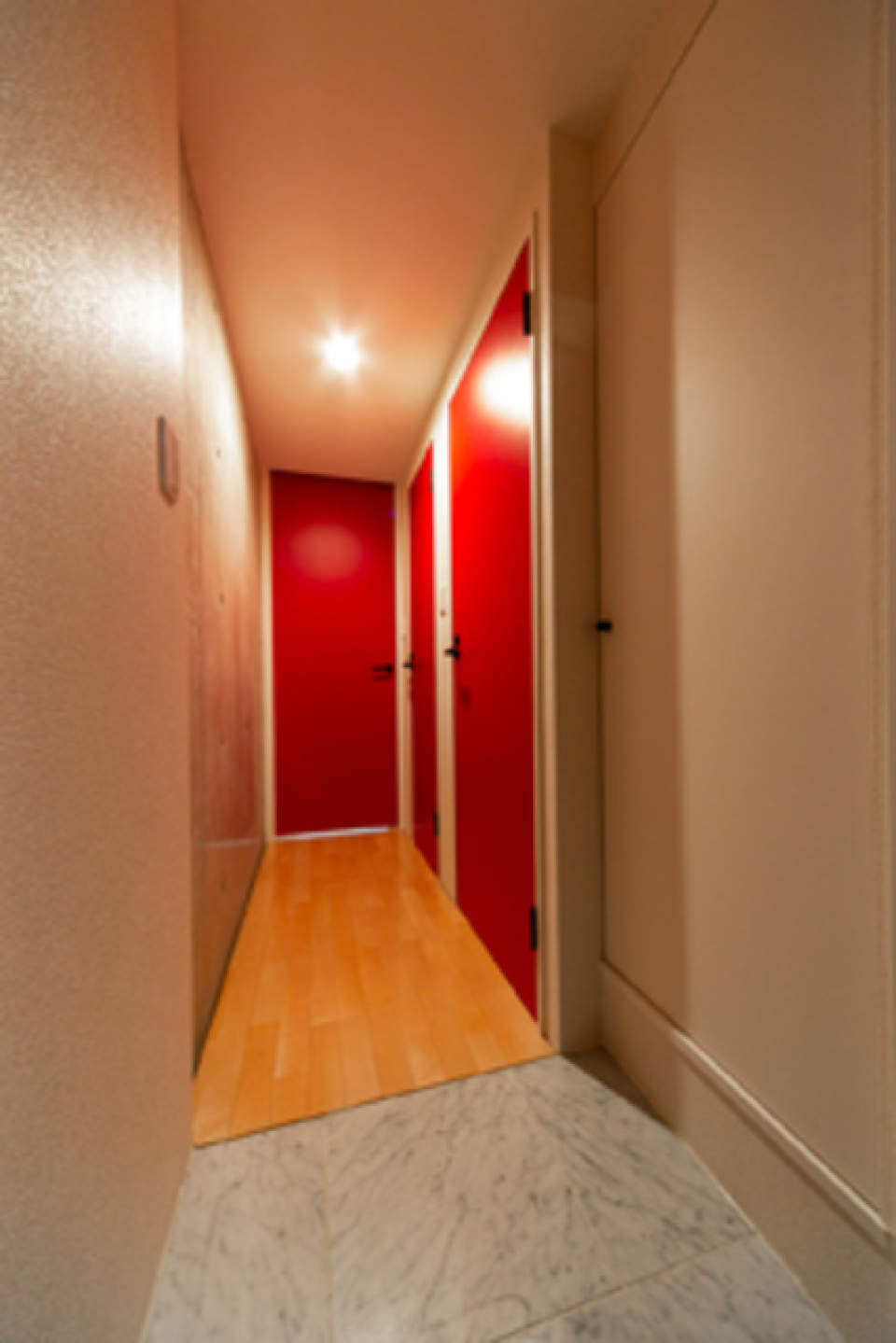 パッと目に入る赤い扉がステキ。※写真は同タイプ住戸です。