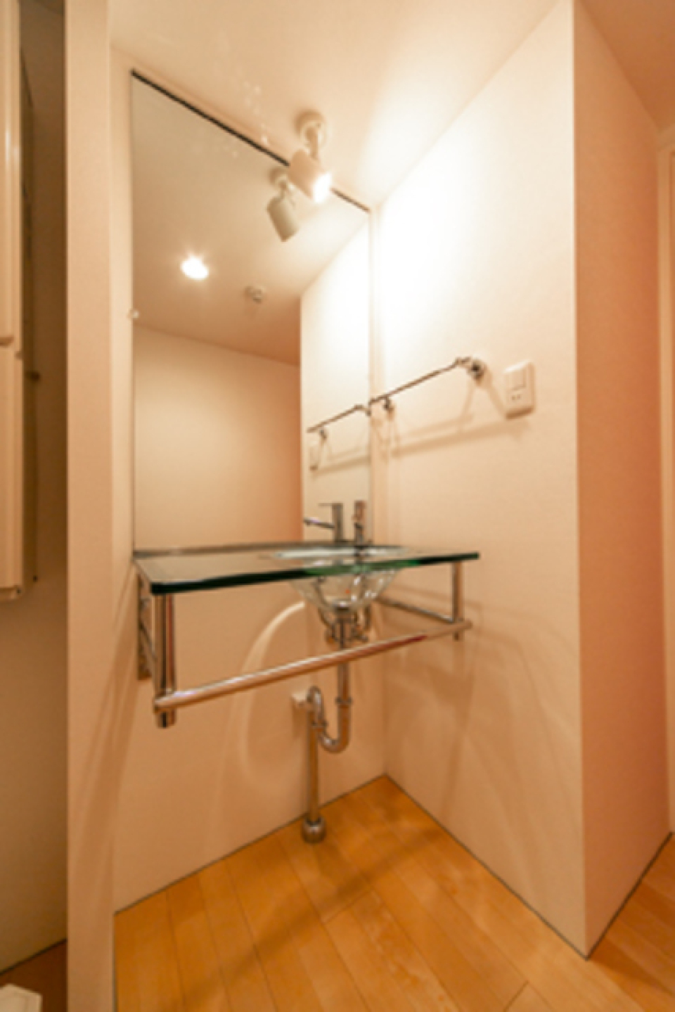 透明な洗面台に大きな鏡。身支度も楽しくなりそうです。※写真は同タイプ住戸です。