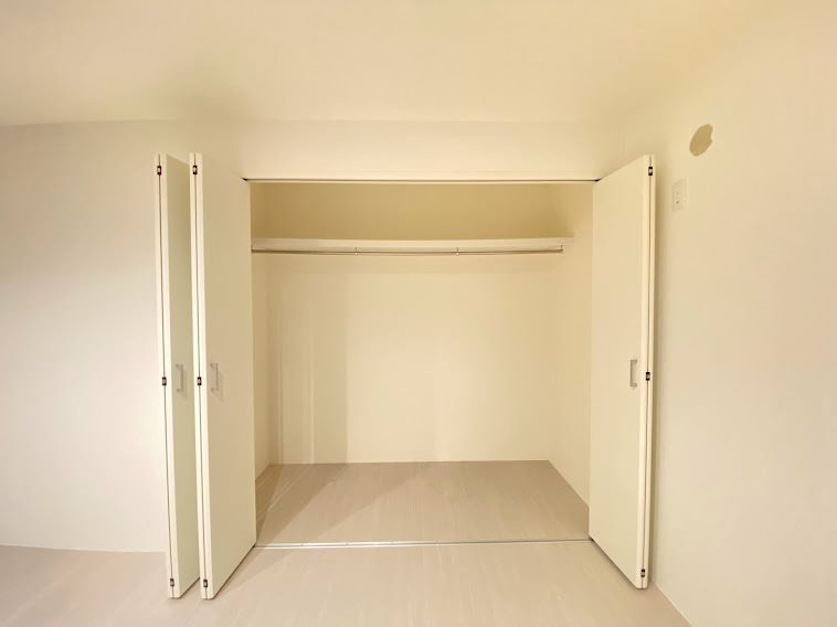 西側洋室　収納