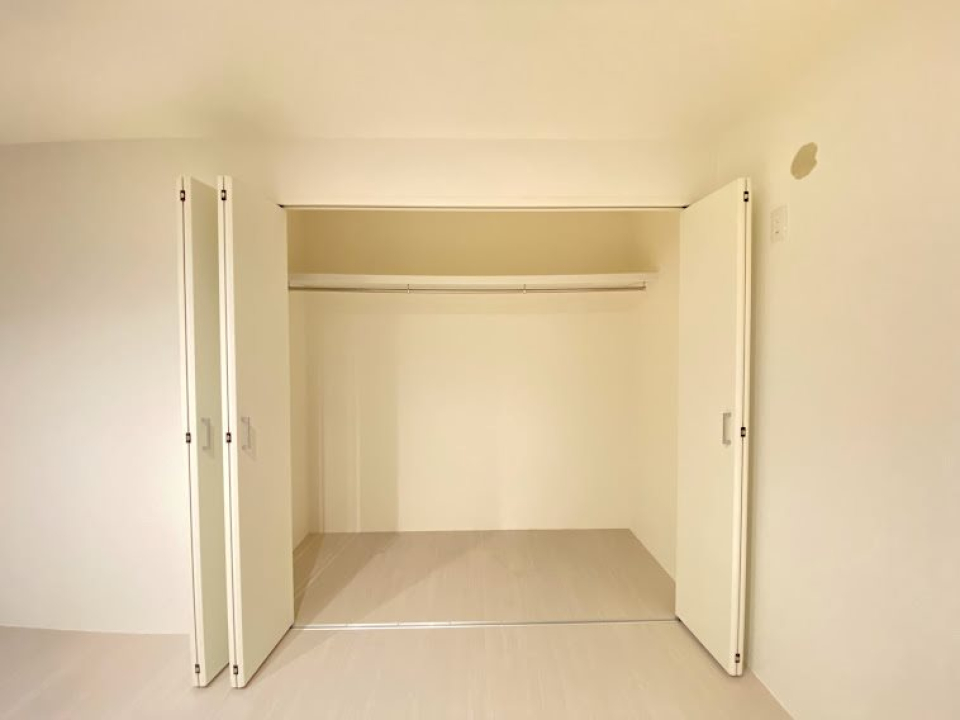 西側洋室　収納