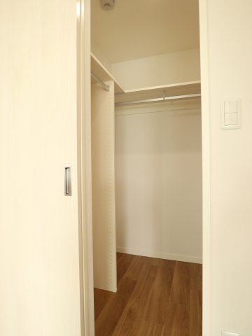 収納力豊富なウォークインクローゼット♪