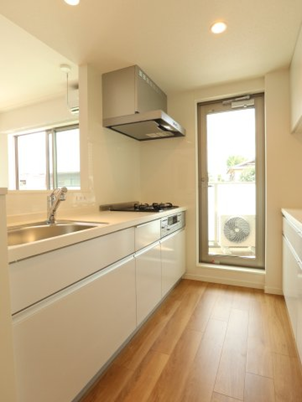 カップボード備え付け♪グリル付き3口コンロ！収納も豊富です！