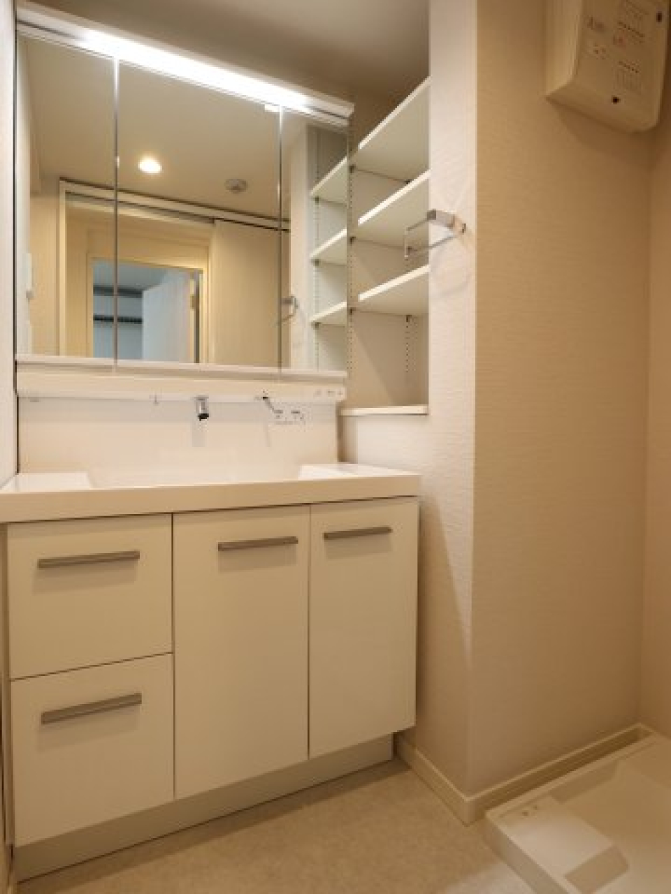 三面鏡タイプの独立洗面台！鏡裏も収納完備♪