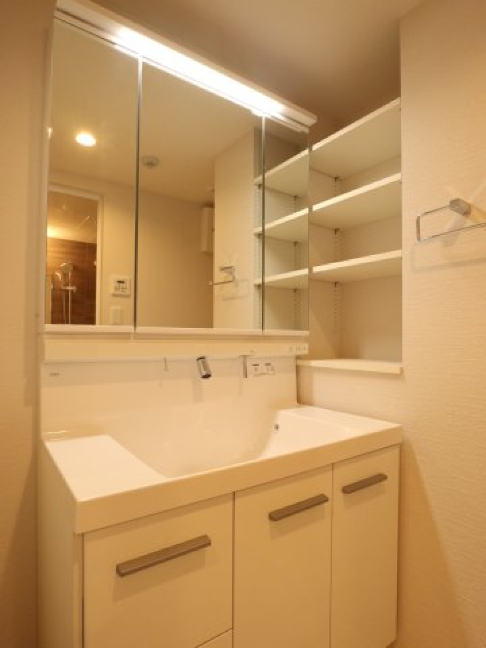 三面鏡タイプの独立洗面台！鏡裏も収納完備♪