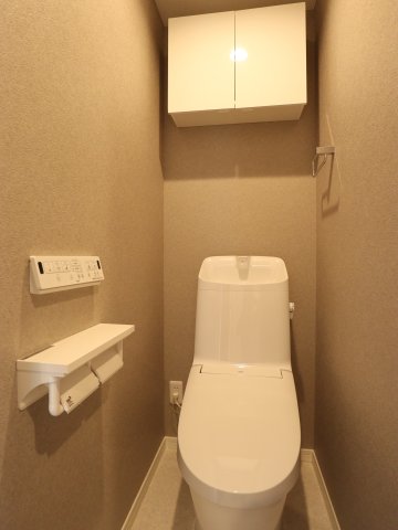 温水洗浄便座機能付きのトイレです※別号室の参考写真です