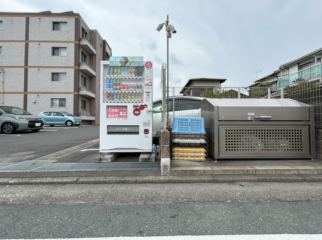 ゴミ置き場と自販機サンキューです