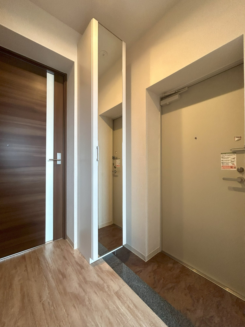 お出かけ前に全身鏡でチェック