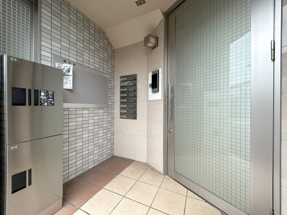 エントランスはオートロック＆宅配BOX