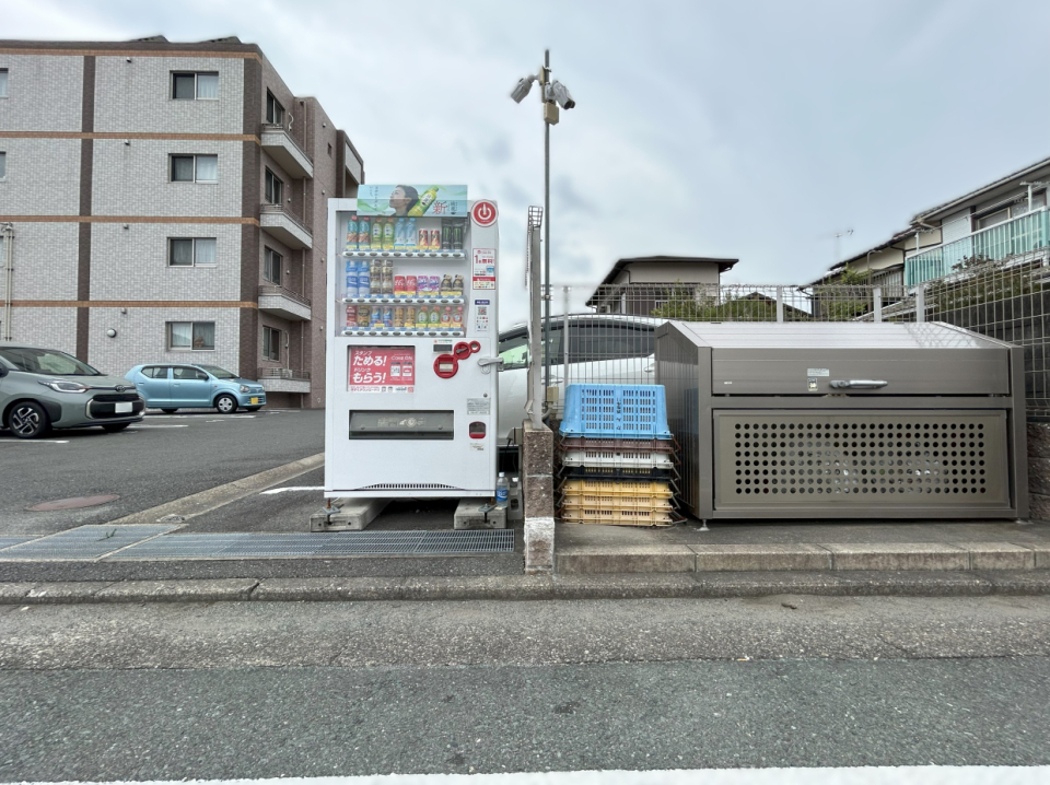 ゴミ置き場と自販機サンキューです