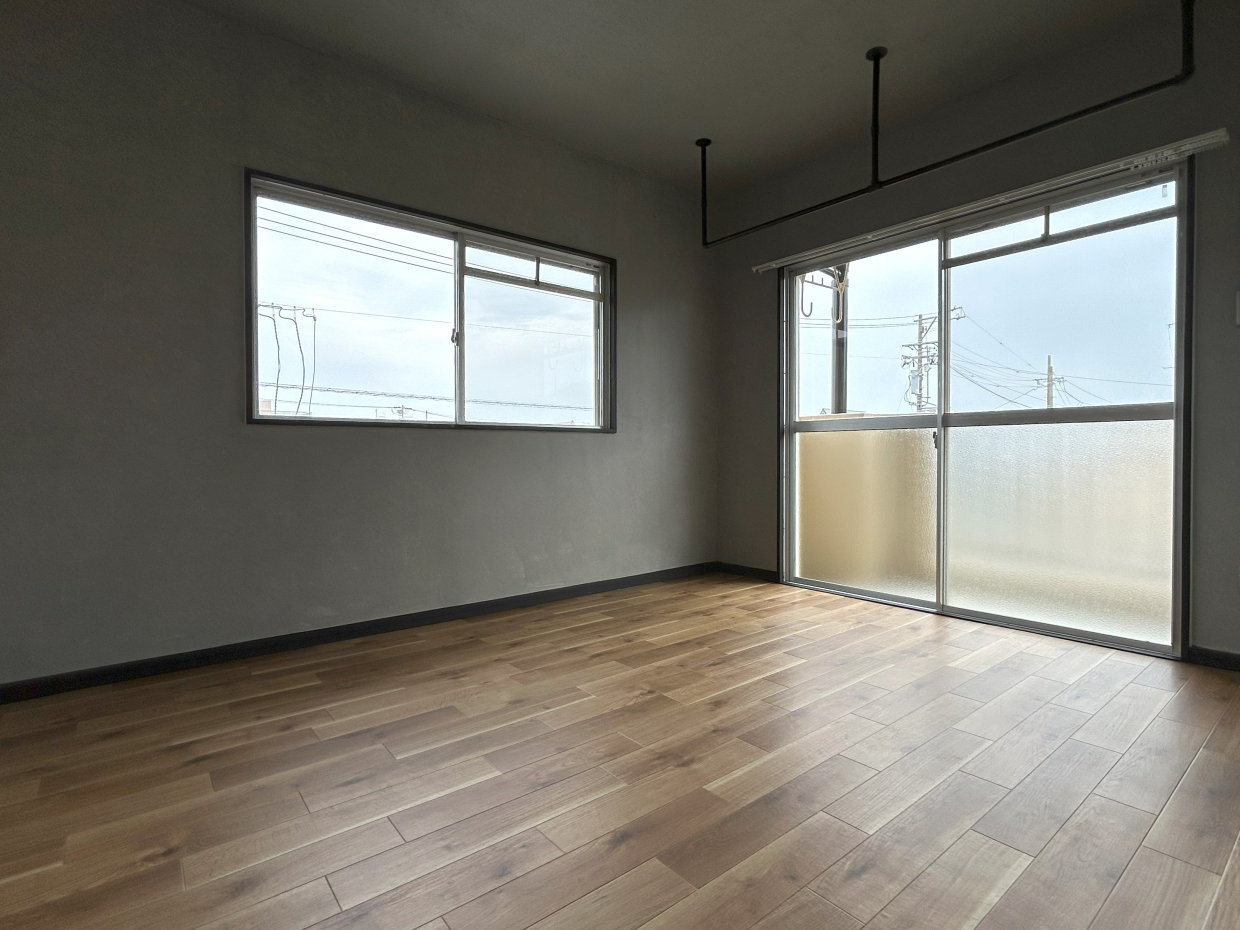 アイアンハンガーパイプがアクセントに。