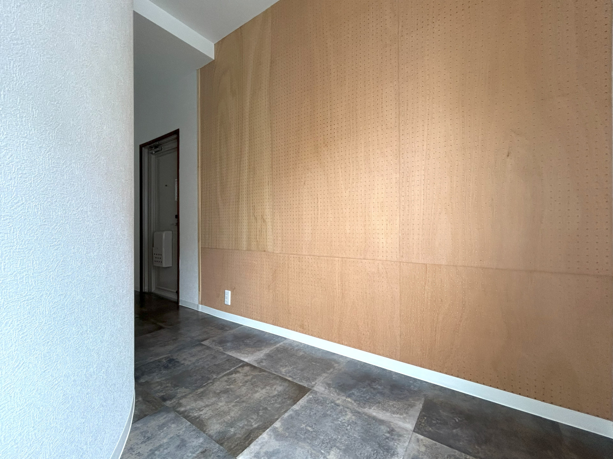 壁一面の有孔ボードには自由にフックをかけて飾りながら収納を。