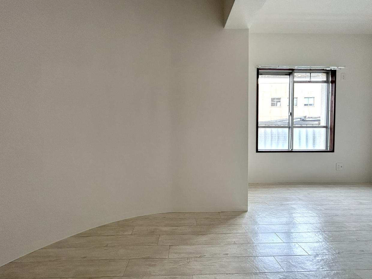 SICの裏側。ぐーっと曲がってます。