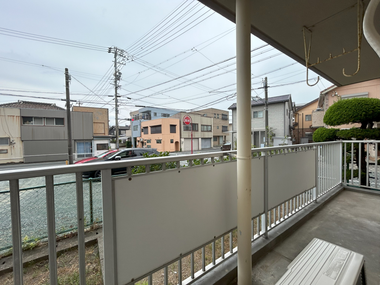 バルコニーのお向かいは駐車場。