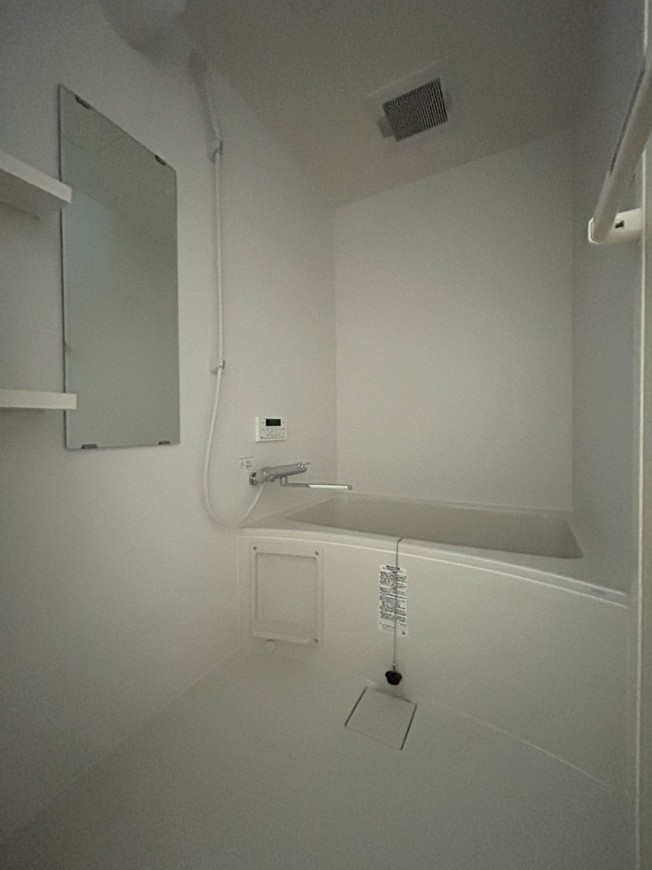 お風呂は鏡付きオーソドックスなタイプ。