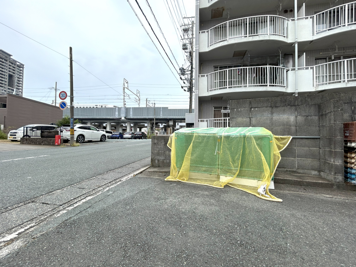 直ぐ近くに線路&hellip;。ちょうど新幹線が通過してました。