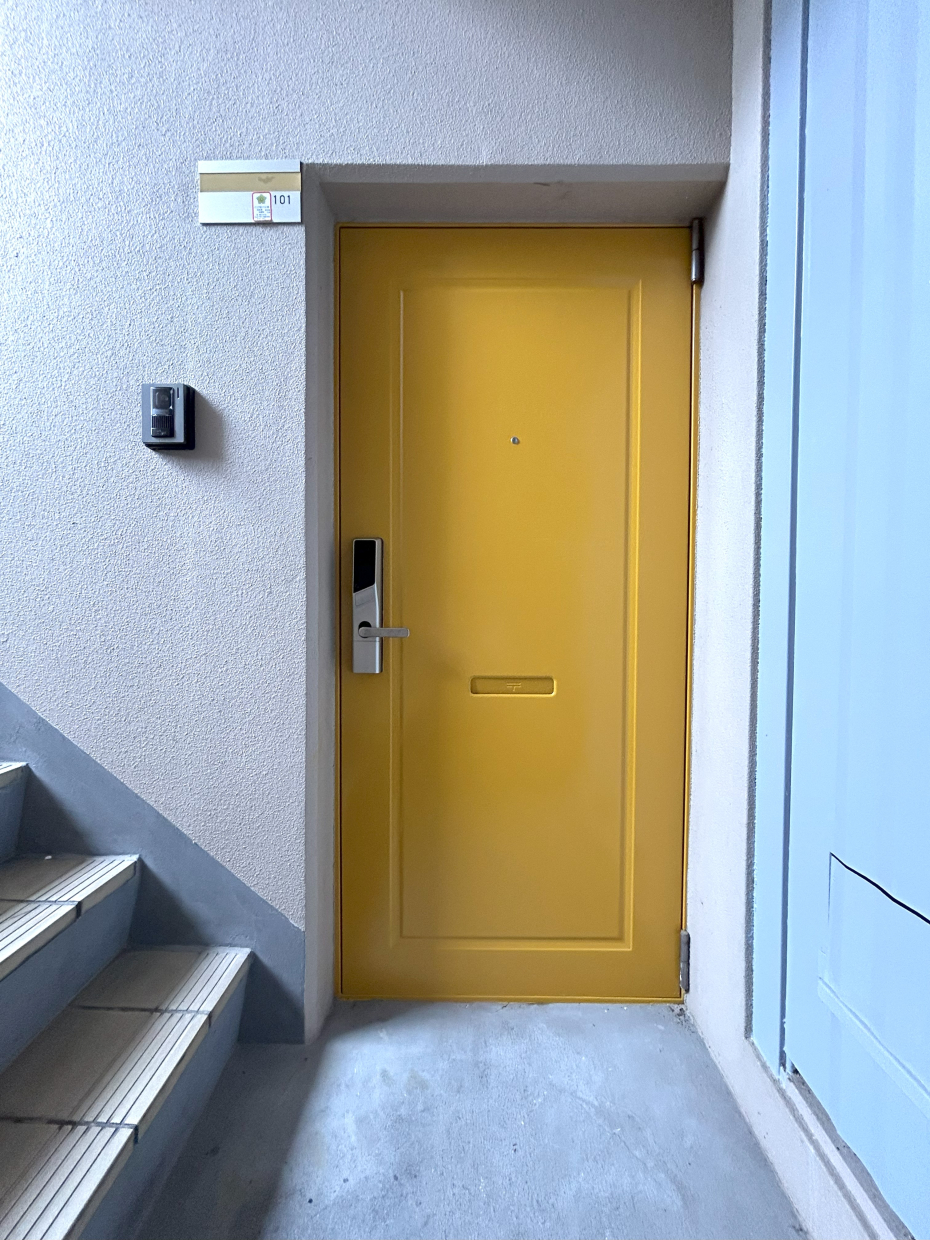 ドアの黄色がいい色。幸せの黄色いドア。