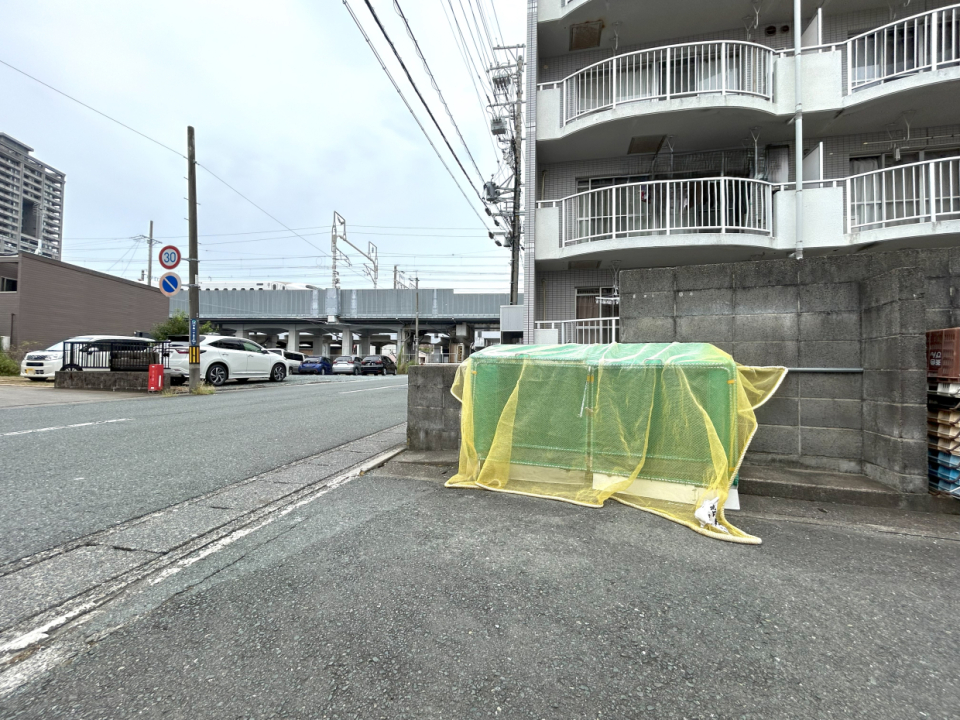 直ぐ近くに線路…。ちょうど新幹線が通過してました。