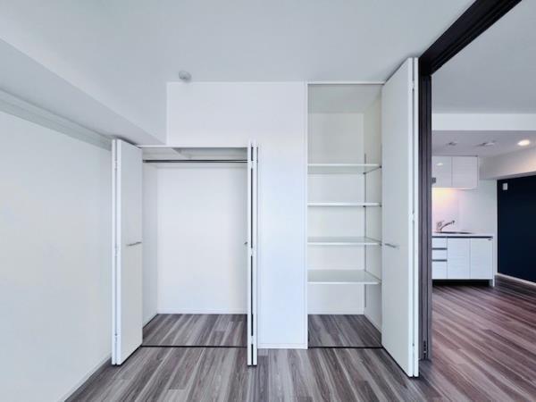 右手は棚タイプの収納。カバンや帽子類の収納にはぜひこちらを。