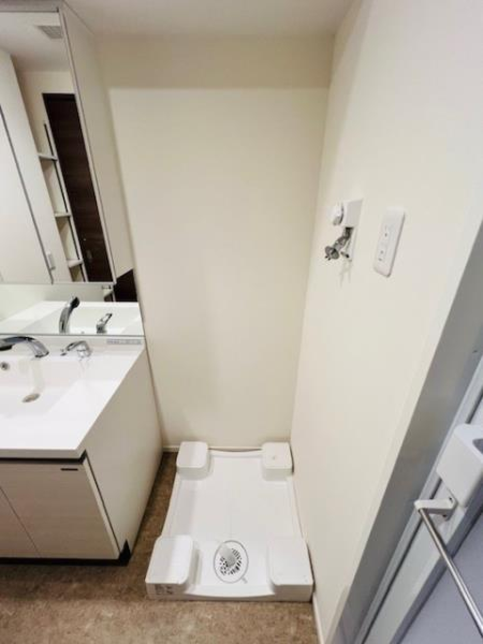 お隣が洗濯機置き場です。