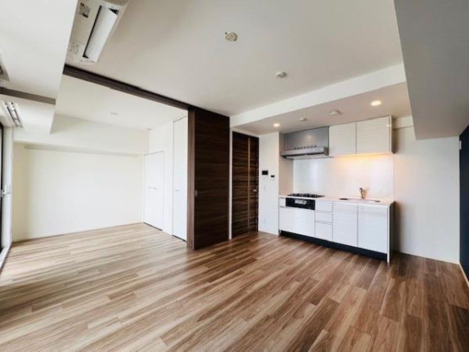 キッチン背面にダイニングテーブルを置いても良さそうですね。