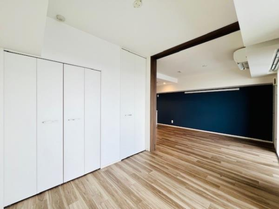 収納がここにあるので、ベッドは壁付けが良さそうです。